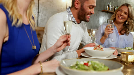 grupo de amigos tomando champán en la mesa de la cena 4k 4k