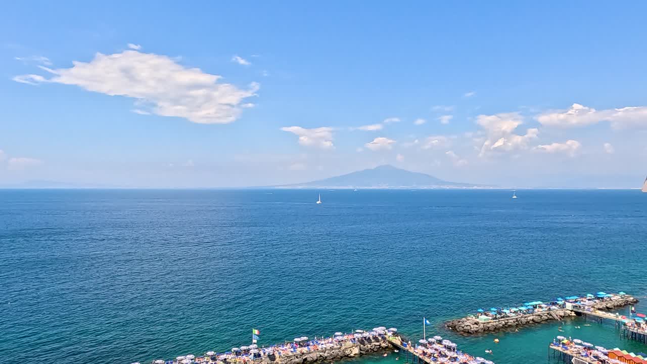 소렌토의 해안선과 바다의 파노라마 풍경
