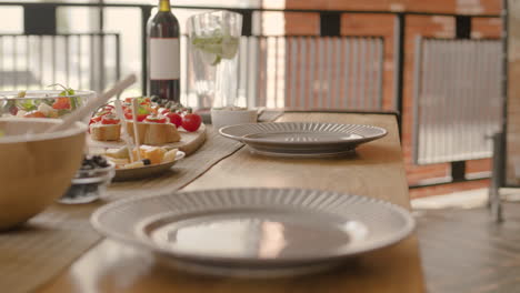 las manos de algunas mujeres poniendo la mesa para una reunión de amigos 1