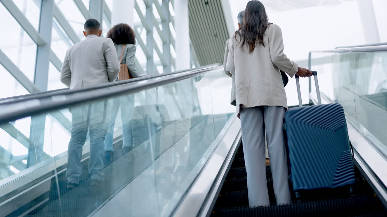 Aeropuerto, maleta y la espalda de gente de negocios