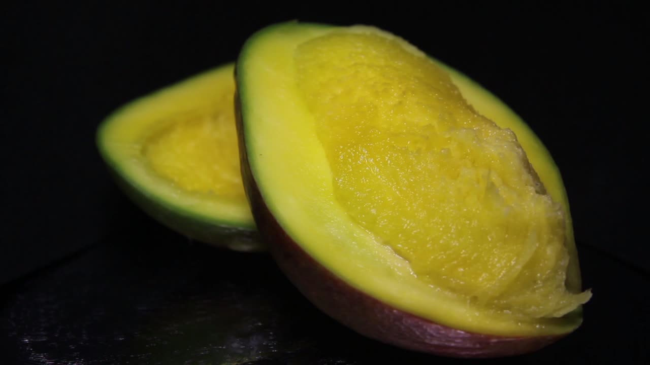 mitad de mango y fondo negro