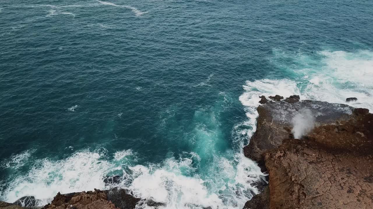 rociado de agua desde el espiráculo de quobba, australia, antena