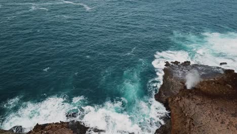 Wasserspritzen-Aus-Quobba-Blowhole,-Australien,-Antenne