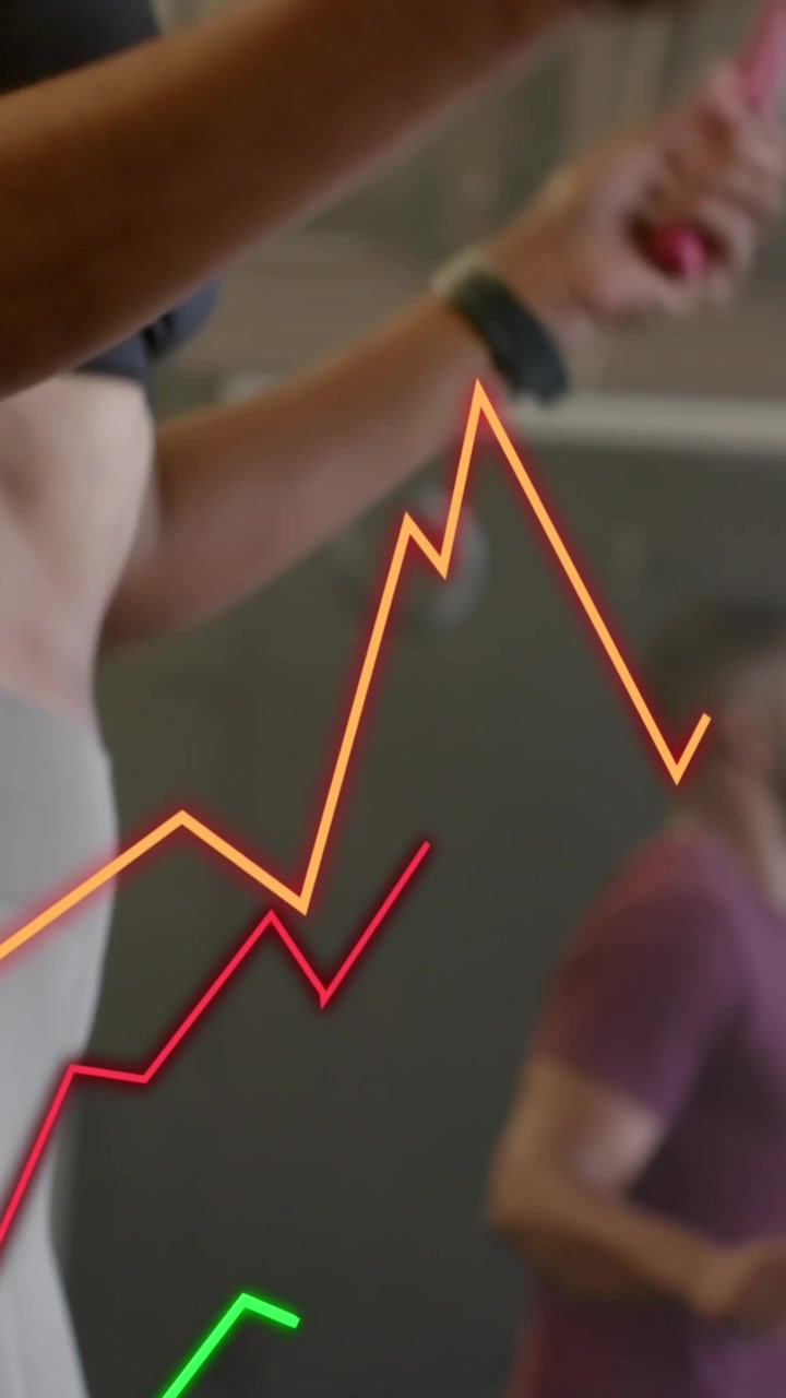 Animazione di un grafico che elabora dati su una donna e un uomo che fanno cross training con la corda in palestra
