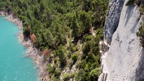 caminata de pasarelas de montfalco en el cañón congost de mont rebei, cataluña y aragón, norte de españa - vista aérea de drones de las aterradoras y peligrosas escaleras a lo largo de los escarpados acantilados