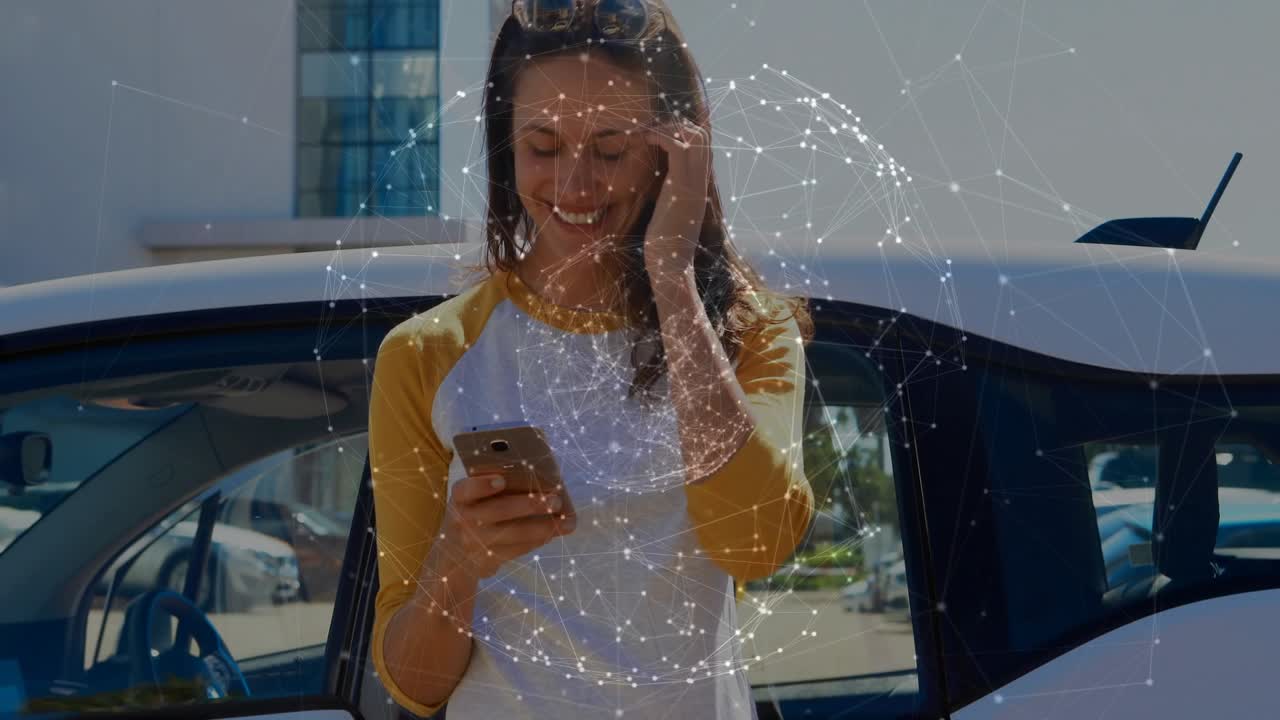 Video verticale: Donna che tiene il telefono leggendo messaggi accanto a un'auto in un parcheggio, attivando una sovrapposizione di un globo tecnologico.