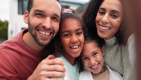 Familia,-Selfie-Y-Niños-Al-Aire-Libre-Con-Una-Sonrisa