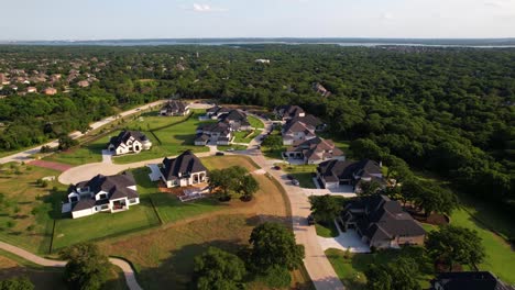 Luftaufnahme-Des-Stadtsees-Von-Den-Mautbrüdern-In-Flowermound,-Texas