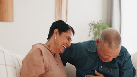 Pareja-Riendo,-Divertida-Y-Senior-En-Conversación