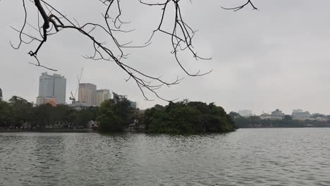 cielo nublado sobre un tranquilo lago de la ciudad