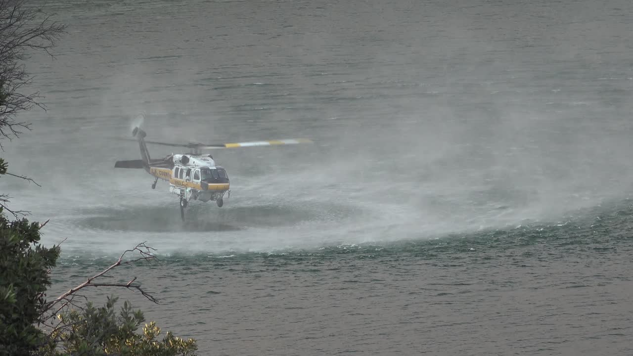 브러시 파이어 홀저 화재 후 헬리콥터 리필 물방울이 캘리포니아 피루 호수 근처의 언덕을 태운다 3