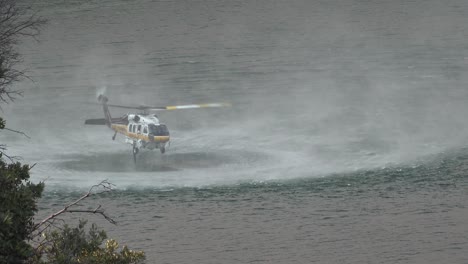 Relleno-De-Helicópteros-Gota-De-Agua-Después-De-Un-Incendio-De-Matorrales-Holser-Quema-Una-Ladera-Cerca-Del-Lago-Piru-California-3