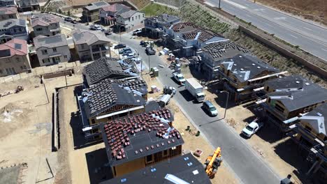 vuelo aéreo sobre el nuevo desarrollo de viviendas en construcción en la vecindad