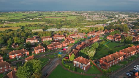 Britisches-Stadtviertel:-Luftaufnahme-Des-Gemeindeviertels-Von-Yorkshire,-Gekennzeichnet-Durch-Rote-Backsteinarchitektur,-Morgensonne-Und-Eine-Geschäftige-Straßenszene