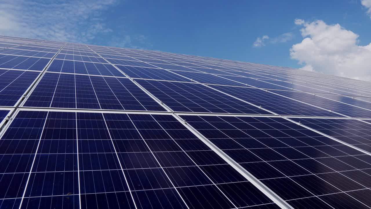 Moduli di pannelli solari montati sul tetto di un edificio. Concetto di produzione di energia rinnovabile
