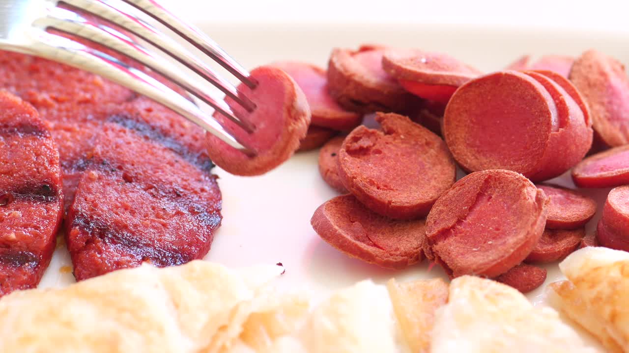 Salsiccia alla griglia e salsiccia a fette su un piatto