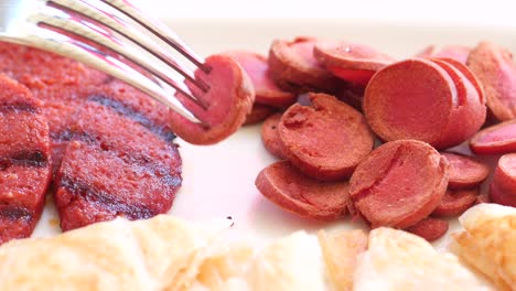 salchicha a la parrilla y salchicha en rodajas en un plato