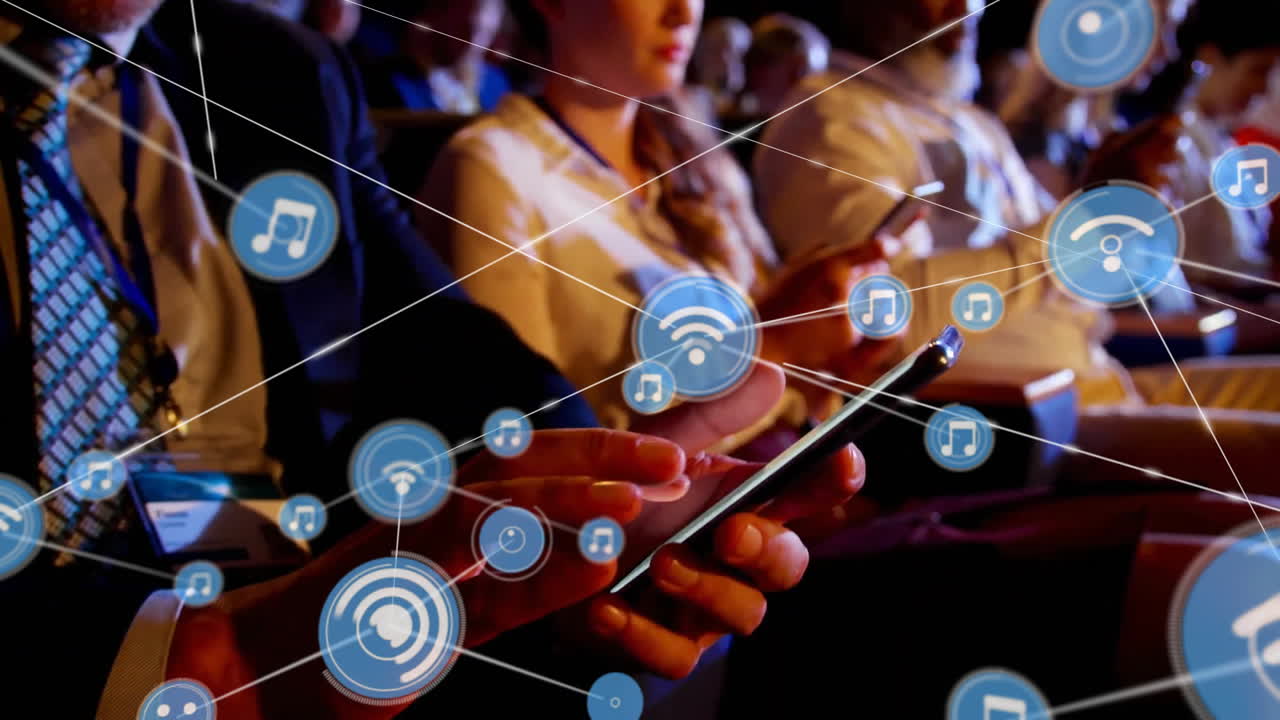animación de la red de conexiones con iconos sobre empresario caucásico usando un teléfono inteligente