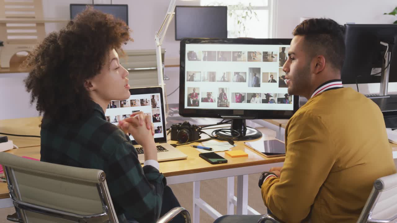 dos colegas que trabajan en la oficina creativa