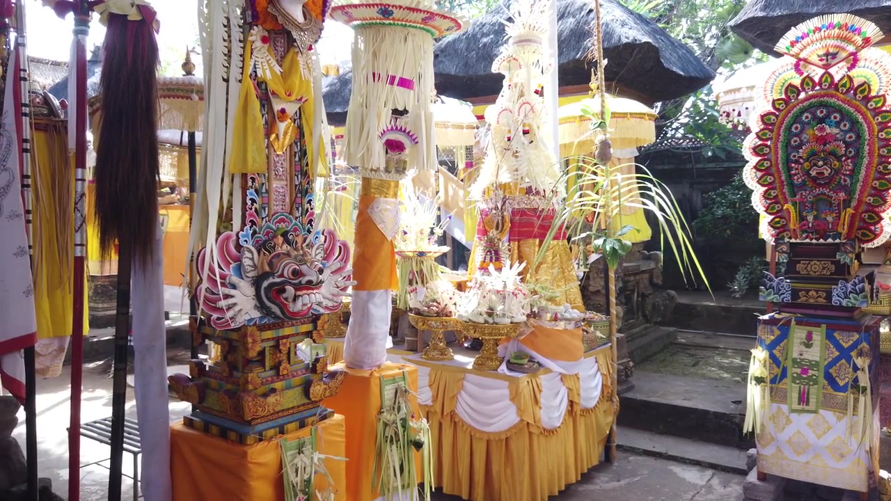 Vista panoramica a mano libera: Offerte del tempio balinese, Maschere Barong, Bali Indonesia.