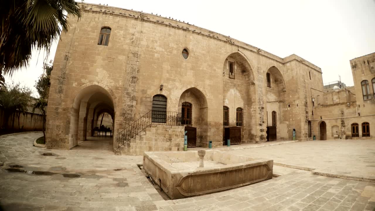 Dziedziniec starego kościoła katolickiego przekształcony w teatr, Urfa