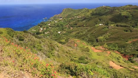 las nubes que pasan sobre adamstown en la isla de pitcairn sugieren pasar el tiempo en este lugar