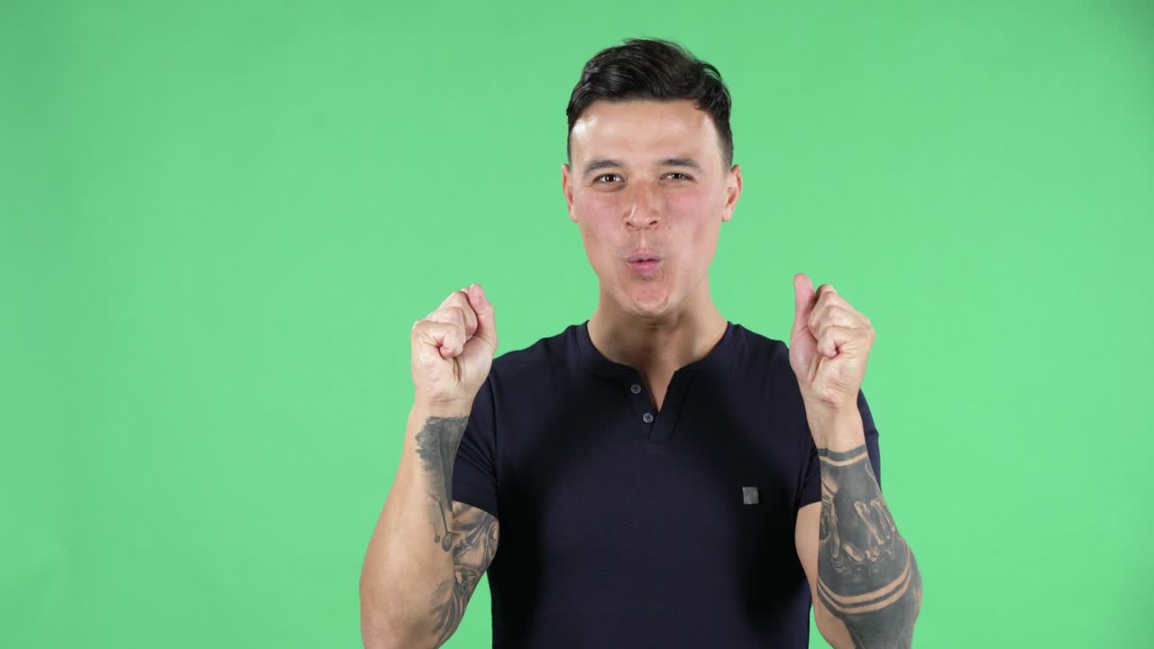 잘생긴 젊은 남자의 초상화는 충격과 놀라움 와우 얼굴 표정으로 카메라를보고 있습니다. 녹색 화면