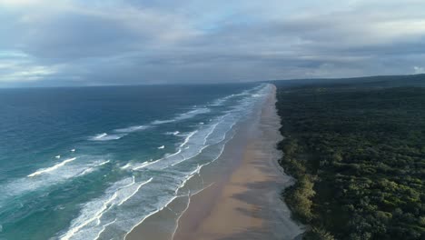 Vista-Aérea-De-La-Isla-Fraser-En-La-Costa-Este-De-Australia-Con-Vistas-Al-Océano