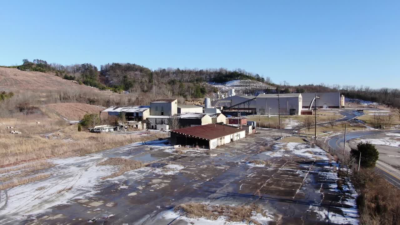 언덕 아래에 있는 버려진 벽돌 공장 위로 날아가는 공중 드론 영상