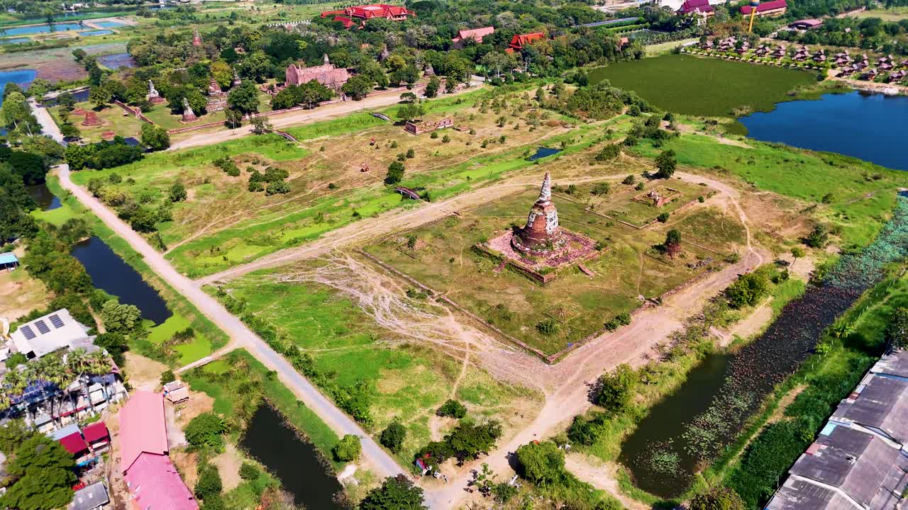 Góc quay từ trên cao bằng thiết bị bay cho thấy tàn tích của một ngôi đền lịch sử và một bảo tháp trung tâm ở Ayutthaya