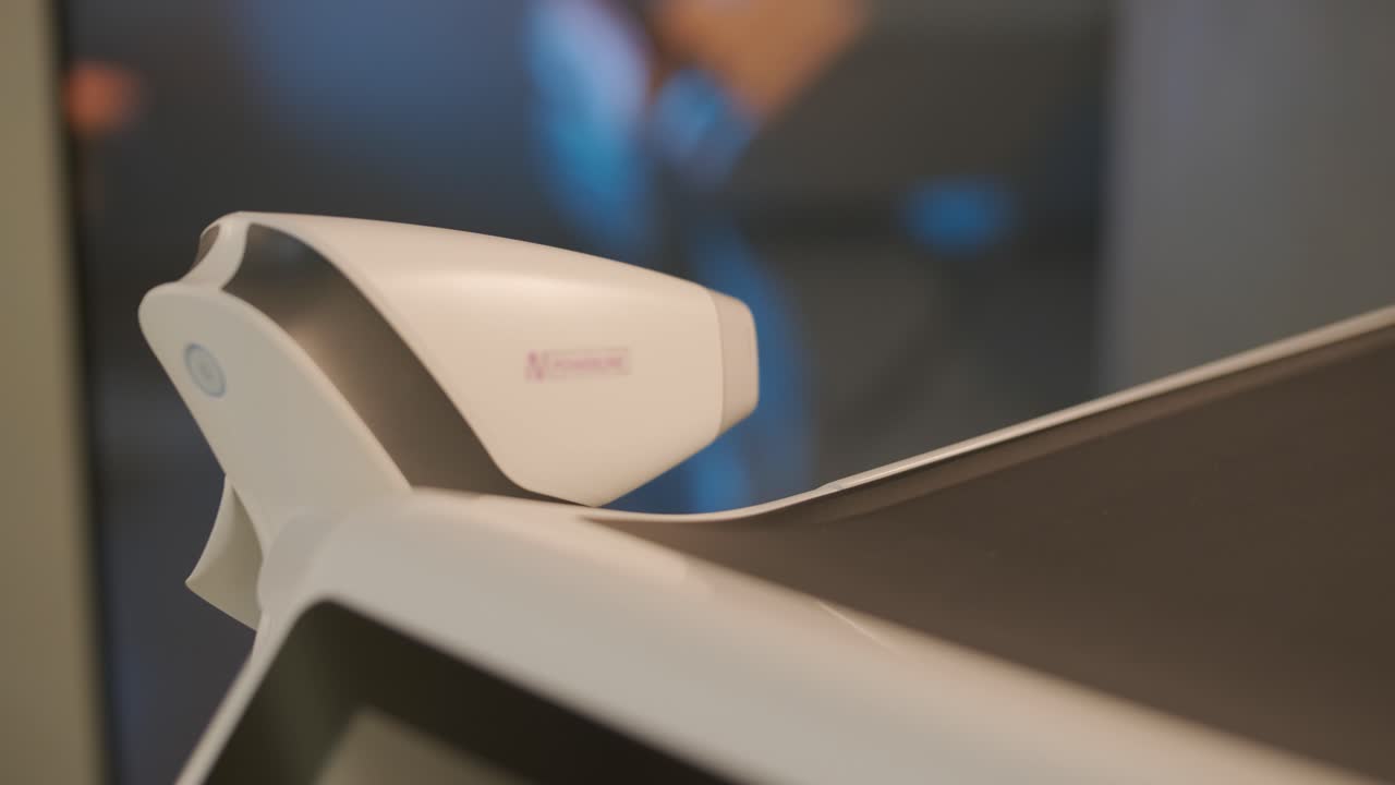 máquina moderna de depilación láser en la clínica de cosmetología