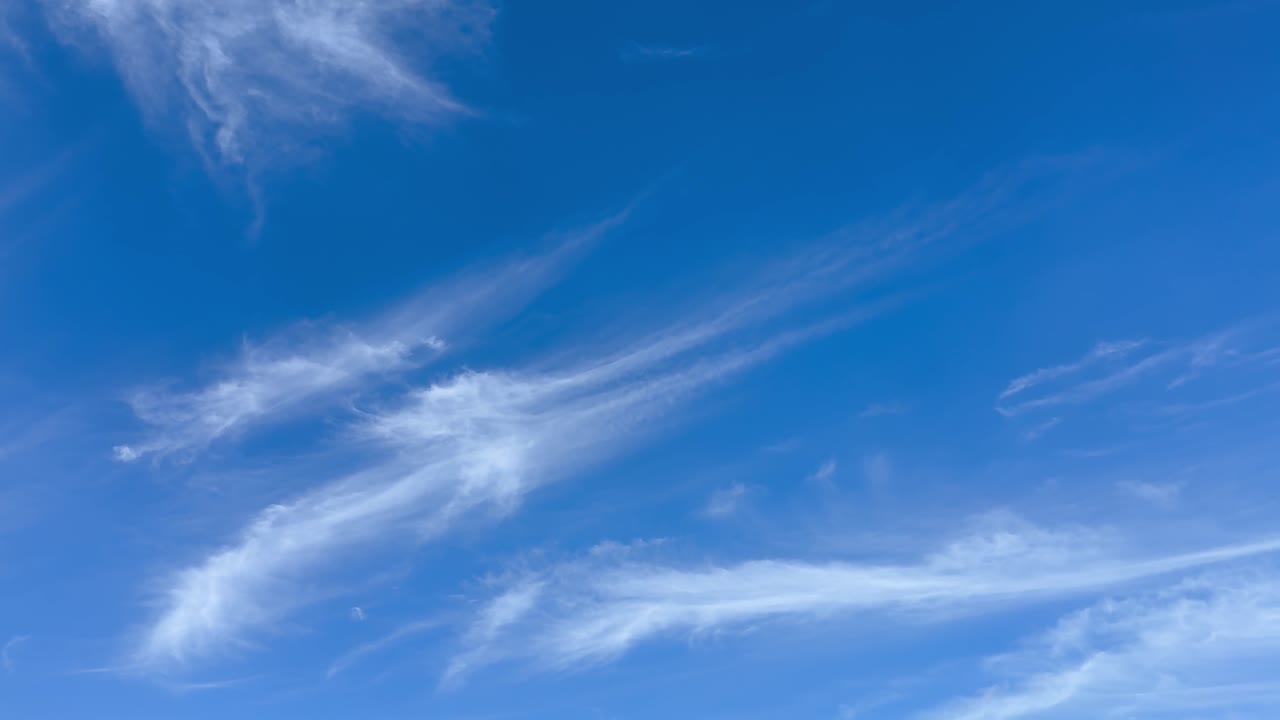 Cirri nel cielo in una giornata di sole