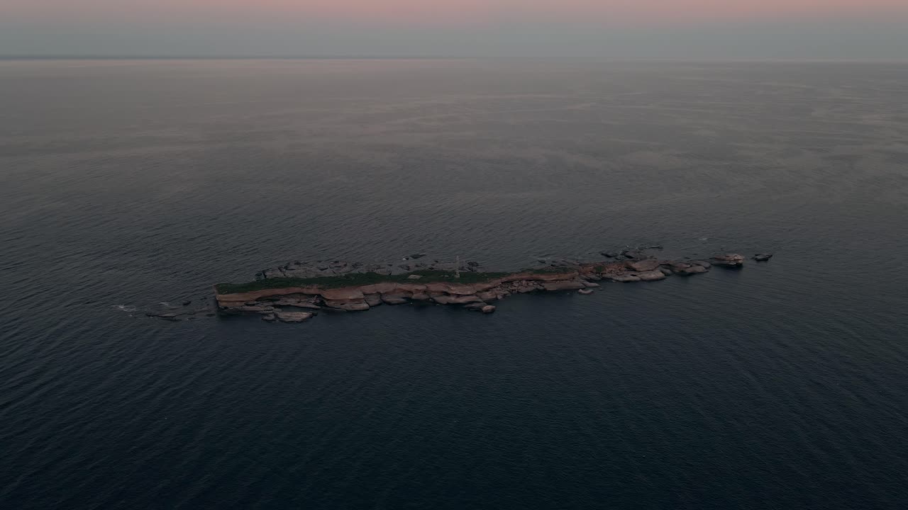 평평한 섬 - 캐나다 퀘벡에 있는 세인트 로렌스의 잔잔한 물로 둘러싸인 일판