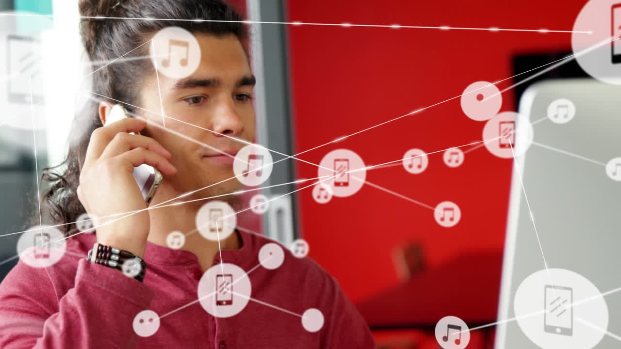 아이콘과 연결된 네트워크를 통해 스마트폰으로 대화하는 백인 남자의 애니메이션