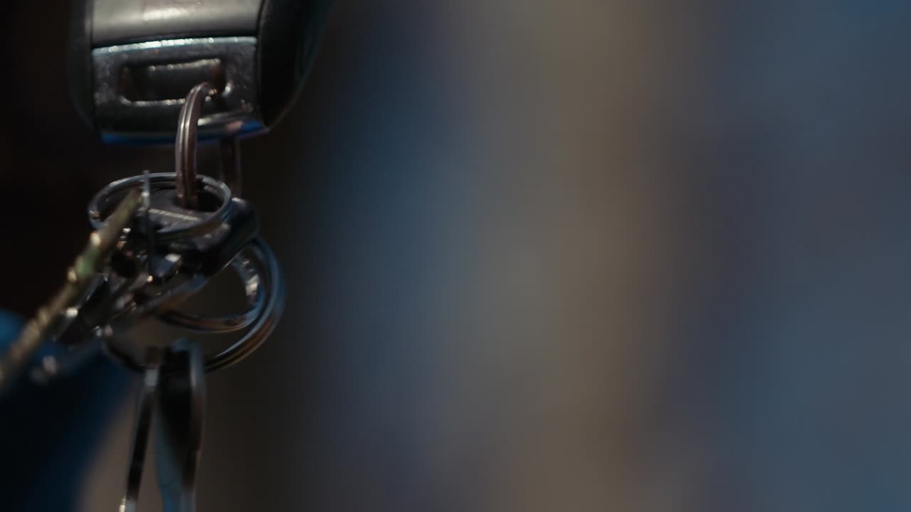 공중에 매달려 있는 열쇠 세트의 근접 촬영