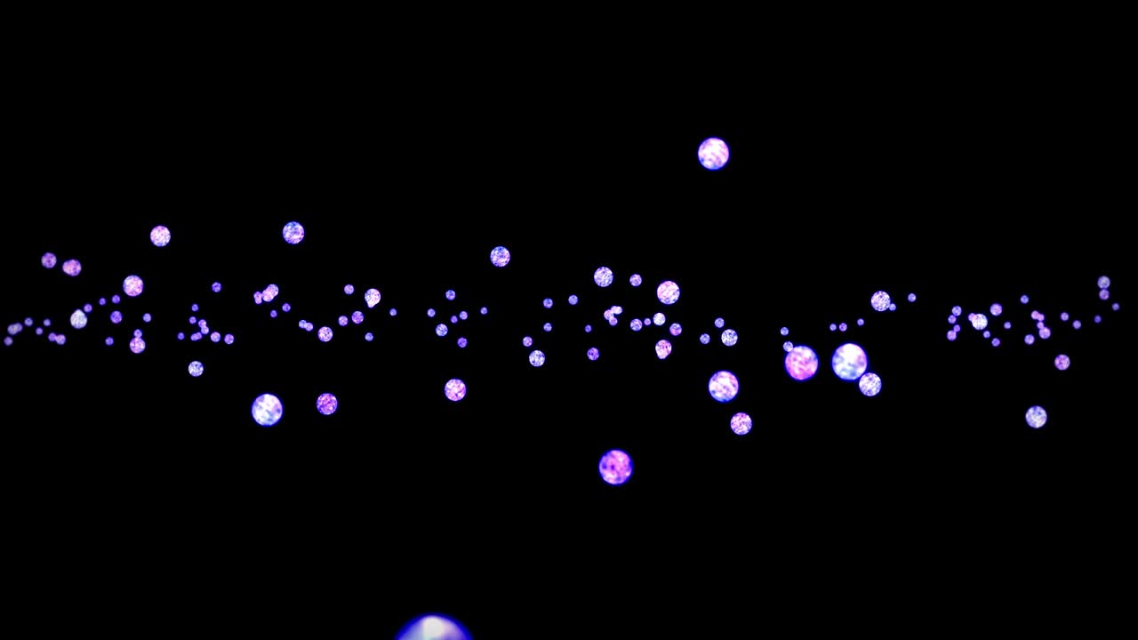 검은 바탕에 많은 은 크리스탈 구를 날아. 투명, 다채로운 유리 빛. 반이는 공 회전의 3d 애니메이션. 루프 애니메이션.