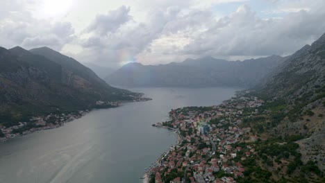 Sanfte-Und-Langsame-Filmantenne-über-Der-Bucht-Von-Kotor-Und-Der-Altstadt-In-Montenegro