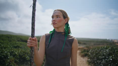 el turista de primer plano caminando por las montañas con un palo. la cámara de moda del viajero