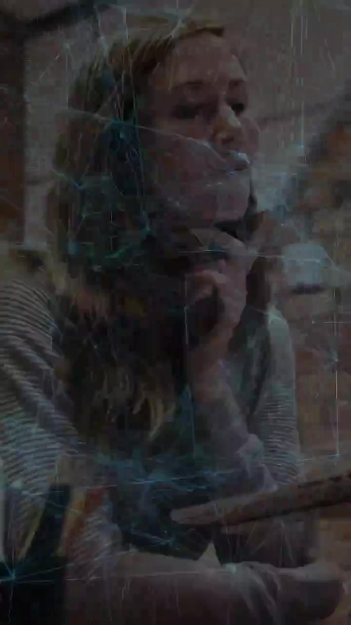 Video verticale: Donna che scrive su un blocco note, notando l'indicazione giusta e usando una sovrapposizione web blu per l'istruzione