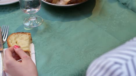 una persona a la que se le sirve comida en un restaurante