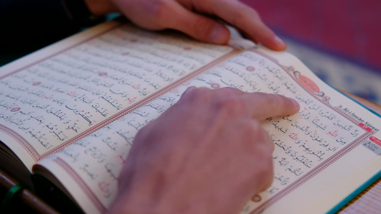 Uomo legge il Corano in moschea