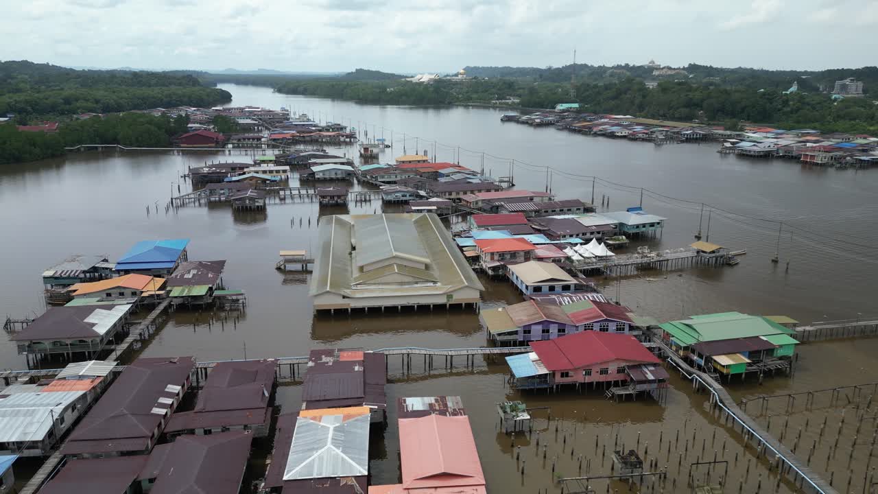 브루나이 다루살람의 반다르 세리 바가완 (bandar seri bagwan) 에 있는 폰 아이어 (kampong ayer) 의 떠다니는 마을의 기둥으로 지어진 집들의 드론 촬영