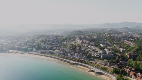 Paisaje-Urbano-De-San-Sebastián-Con-Playa-De-Arena-Y-Costa-Azul-Del-Mar,-Vista-Aérea-De-Drones