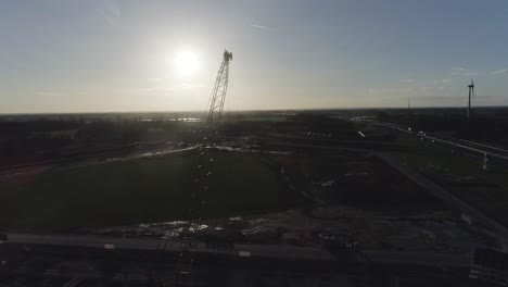 disparo de un dron alto de una grúa en un sitio de construcción