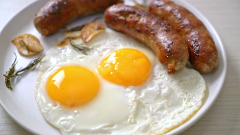 huevo frito doble casero con salchicha de cerdo frita - para el desayuno
