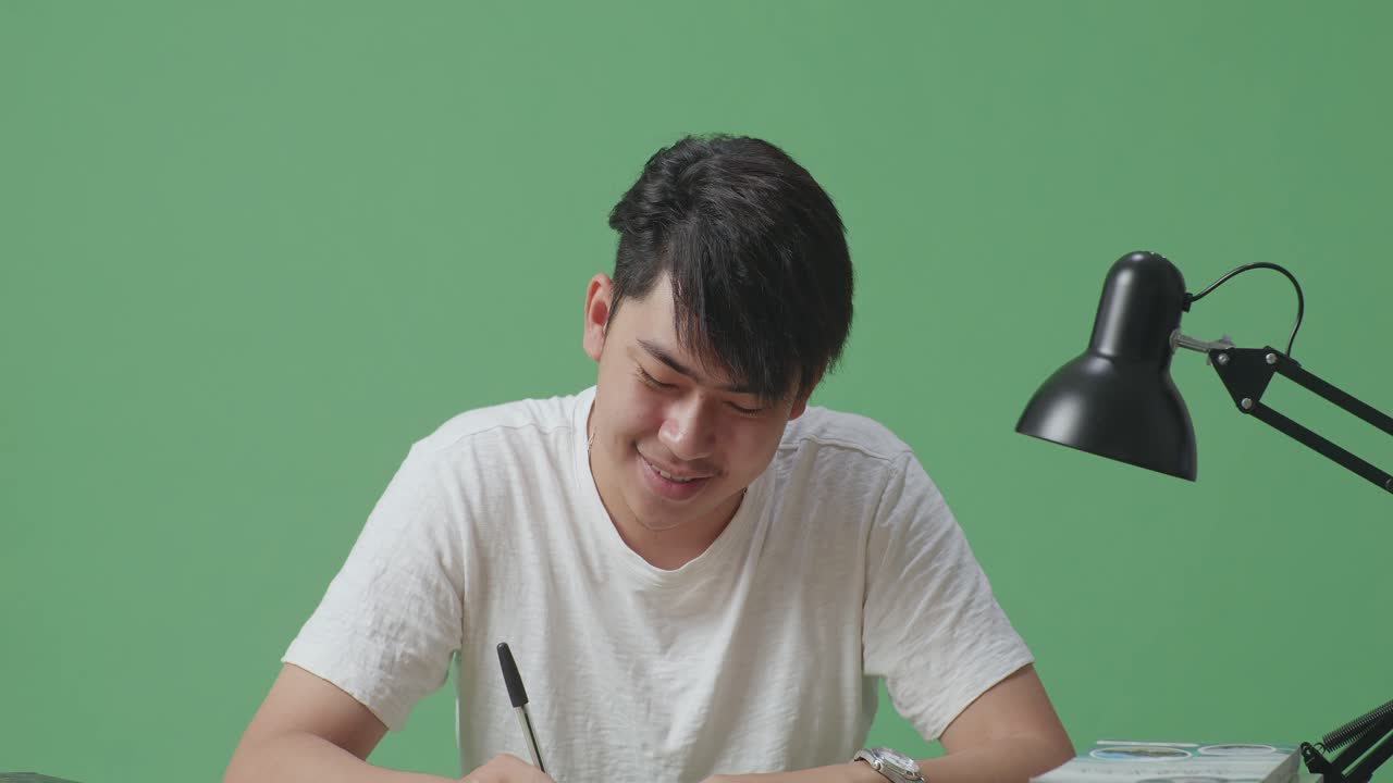 책상에서 일하는 남자