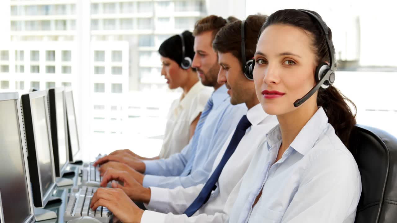 agente feliz del centro de llamadas mirando a la cámara