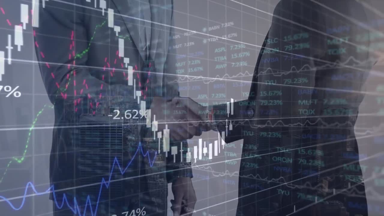 animación del procesamiento de datos financieros ove hombres de negocios caucásicos estrechando la mano