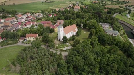 bliskiej orbity powietrznej nad miastem dobromierz oraz stary kościół położony na wzgórzu nad przeciwpowodziowym zbiornikiem wodnym