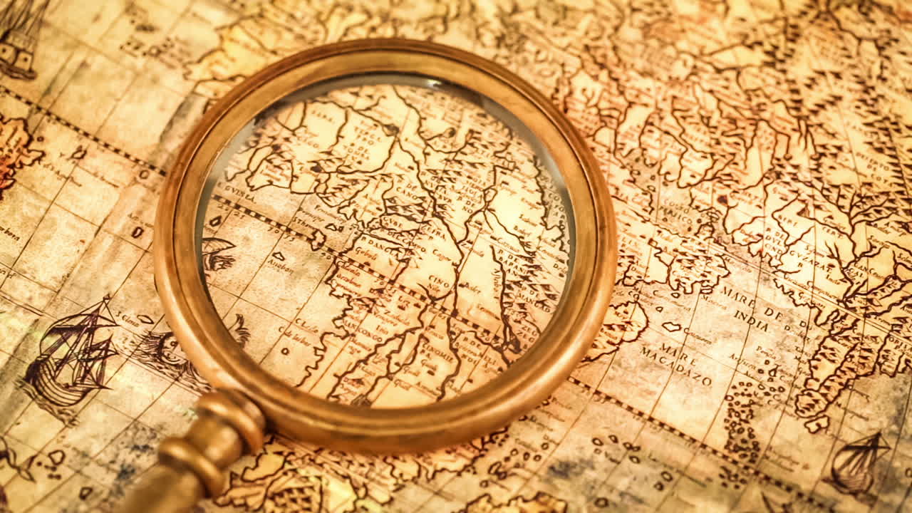 una lupa vintage se encuentra en un antiguo mapa del mundo